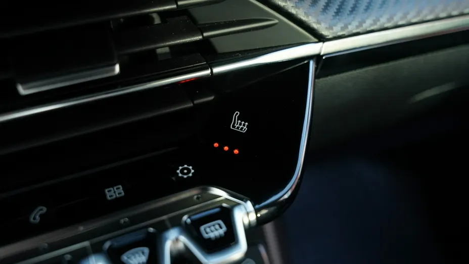 PEUGEOT 208 -