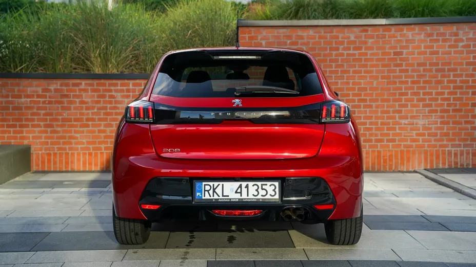 PEUGEOT 208 -