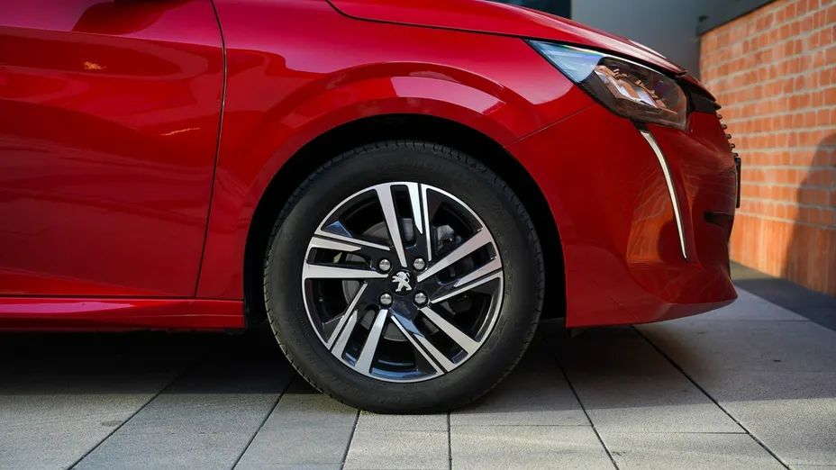 PEUGEOT 208 -
