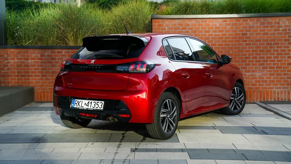 PEUGEOT 208 -