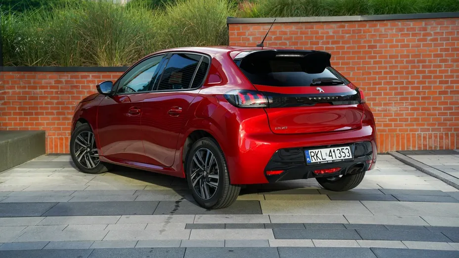 PEUGEOT 208 -