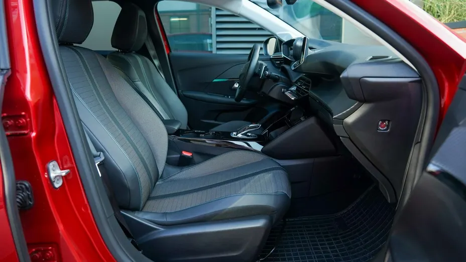 PEUGEOT 208 -