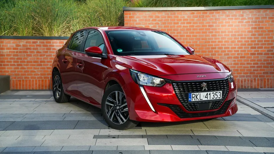 PEUGEOT 208 -