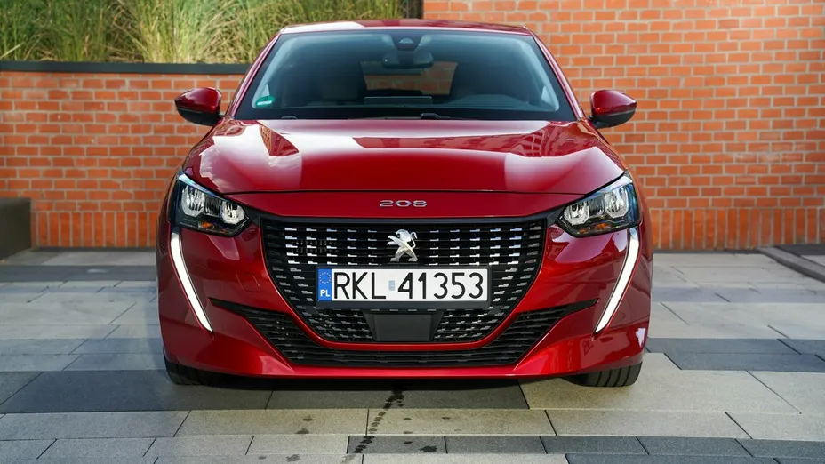 PEUGEOT 208 -