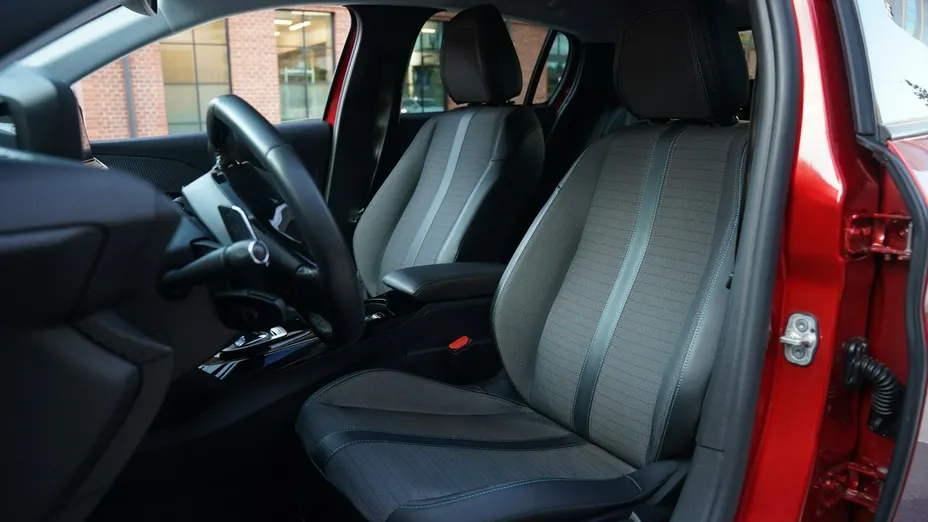 PEUGEOT 208 -