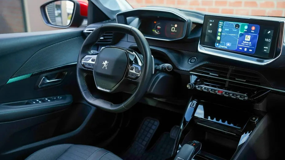 PEUGEOT 208 -