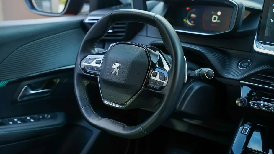 PEUGEOT 208 -