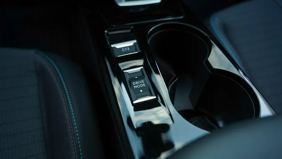 PEUGEOT 208 -