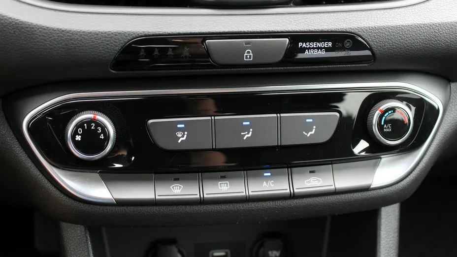 HYUNDAI i30 -