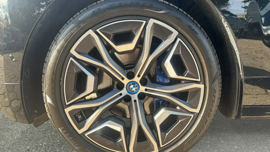 BMW iX -