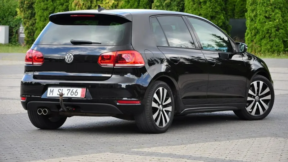 VOLKSWAGEN Golf -