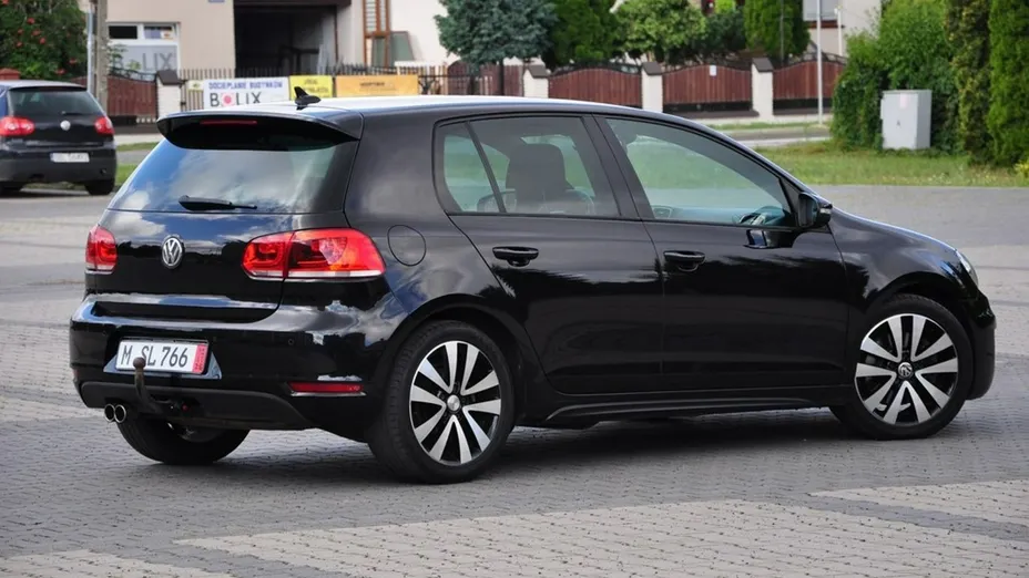 VOLKSWAGEN Golf -