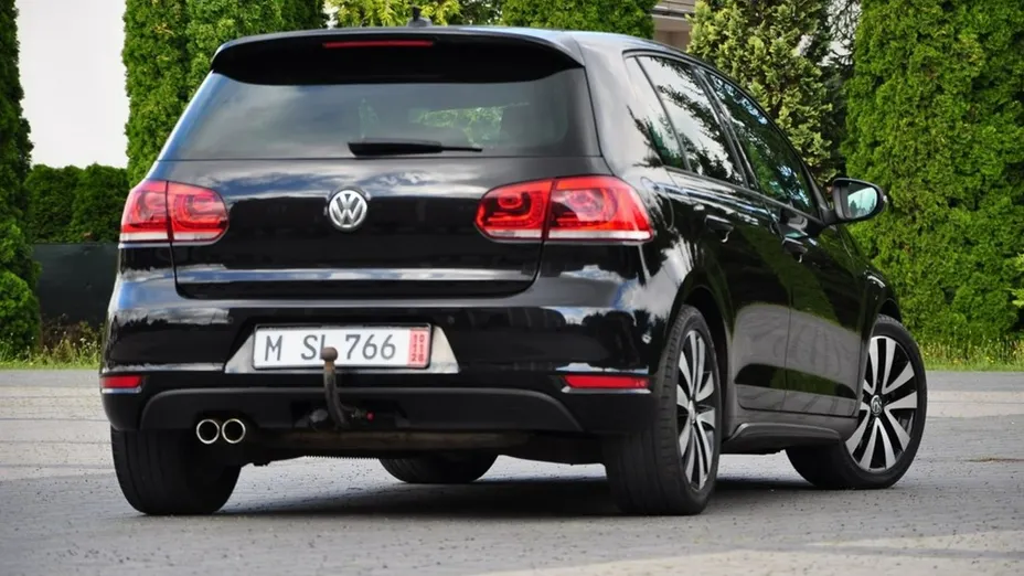 VOLKSWAGEN Golf -