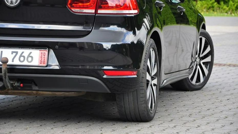 VOLKSWAGEN Golf -