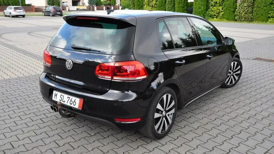 VOLKSWAGEN Golf -