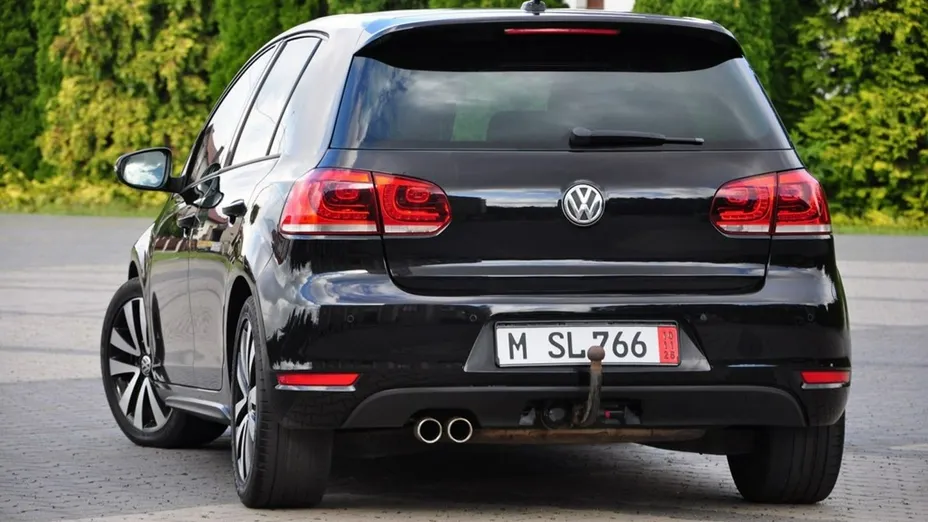 VOLKSWAGEN Golf -