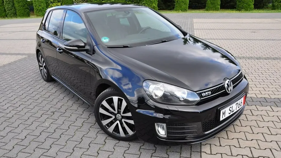 VOLKSWAGEN Golf -