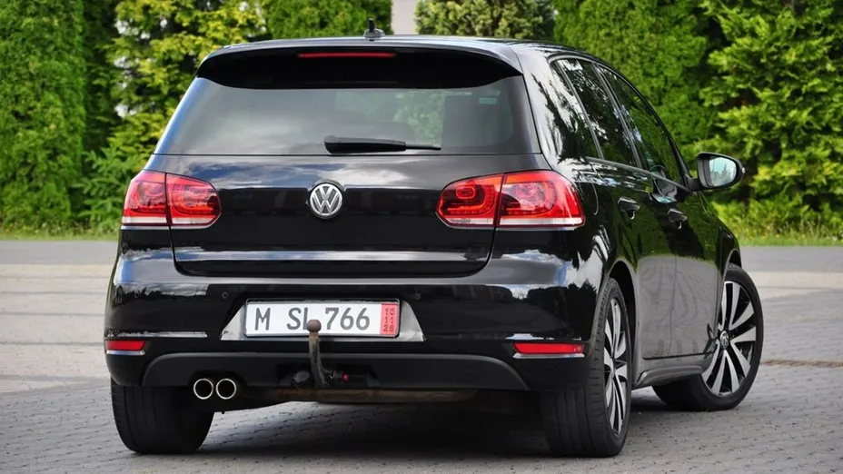 VOLKSWAGEN Golf -