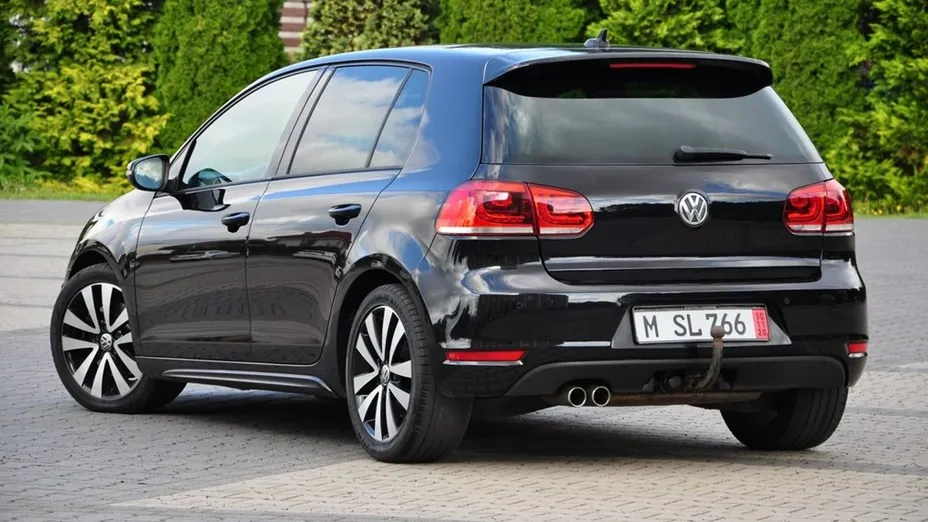 VOLKSWAGEN Golf -