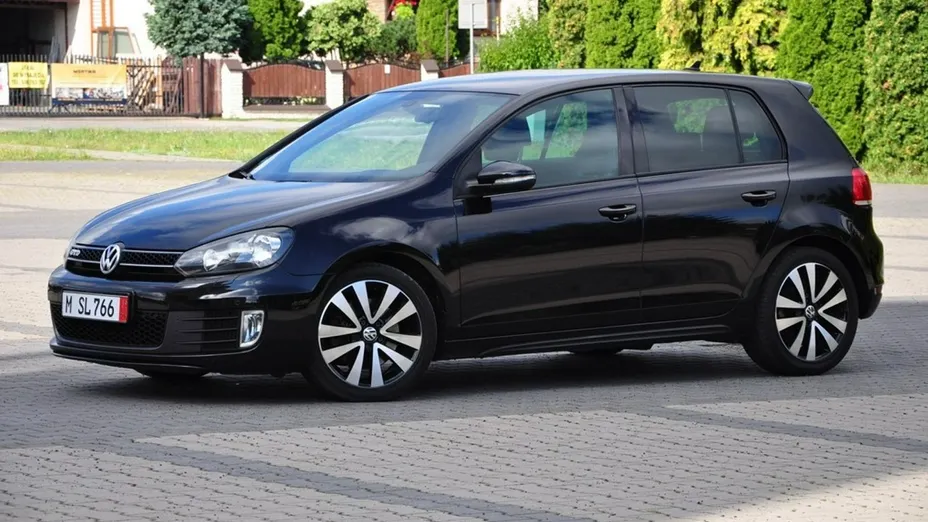 VOLKSWAGEN Golf -