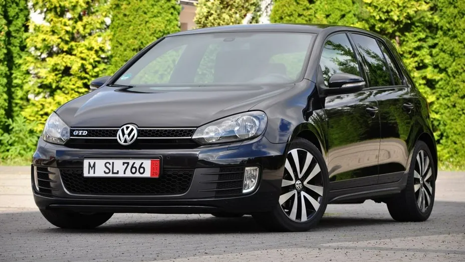 VOLKSWAGEN Golf -