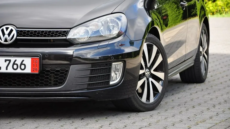 VOLKSWAGEN Golf -