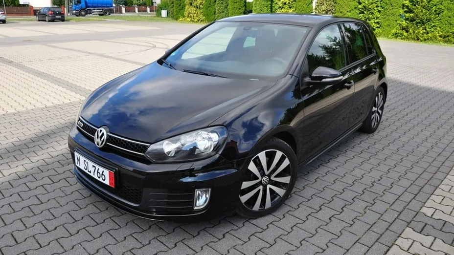 VOLKSWAGEN Golf -
