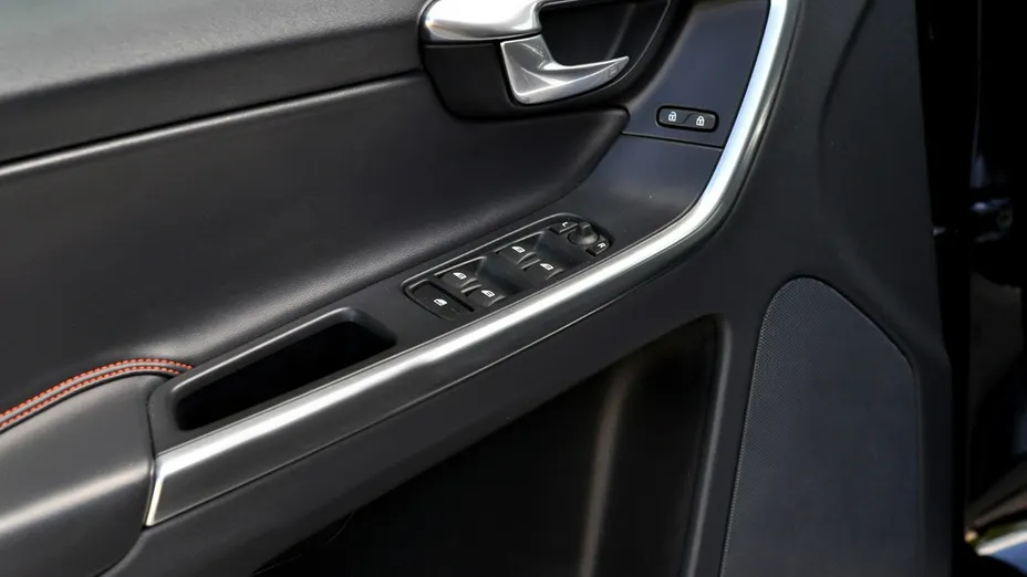 VOLVO XC60 -