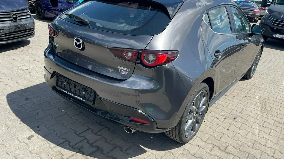 MAZDA 3 -