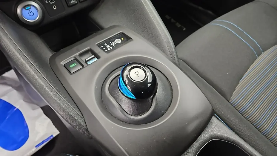 NISSAN Leaf -