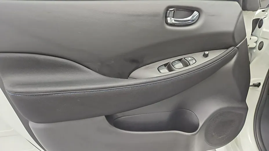 NISSAN Leaf -