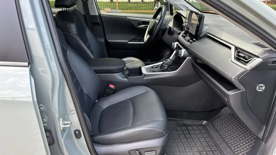 TOYOTA RAV4 -