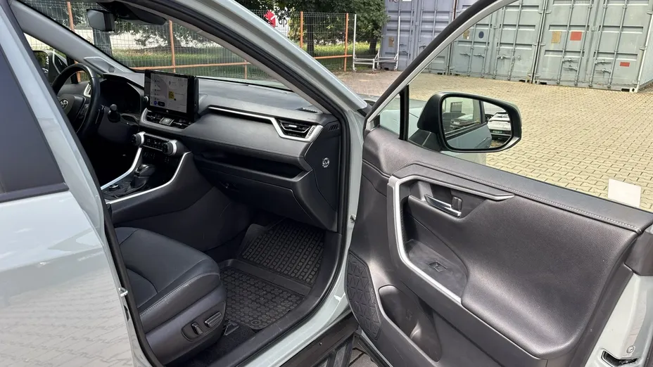 TOYOTA RAV4 -