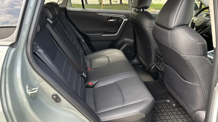 TOYOTA RAV4 -