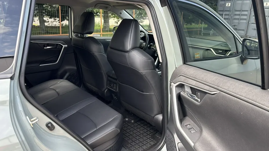 TOYOTA RAV4 -