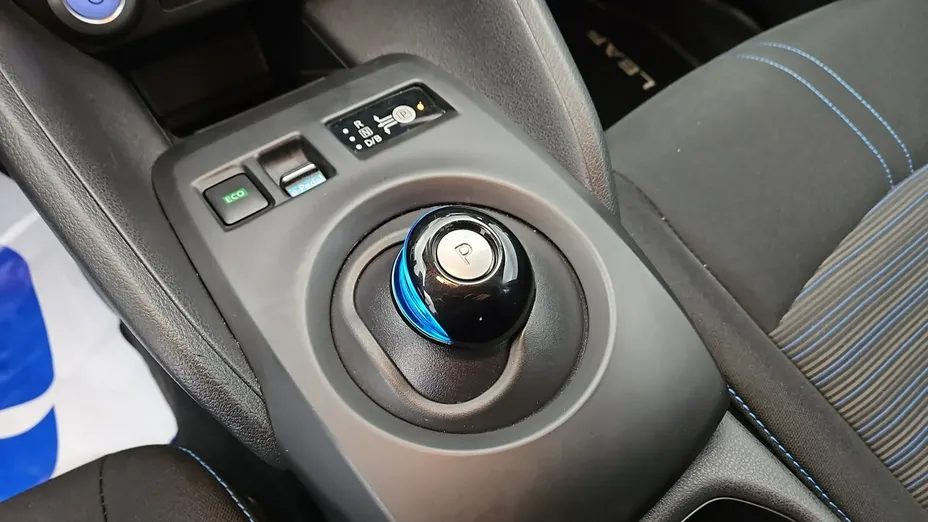 NISSAN Leaf -