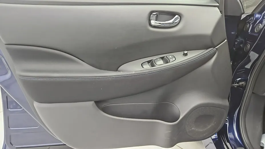 NISSAN Leaf -