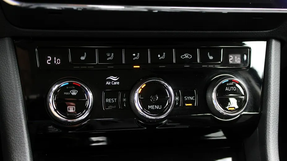 SKODA Superb -