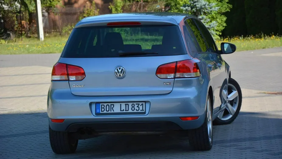 VOLKSWAGEN Golf -