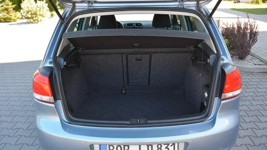 VOLKSWAGEN Golf -