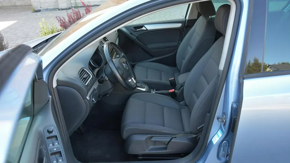 VOLKSWAGEN Golf -