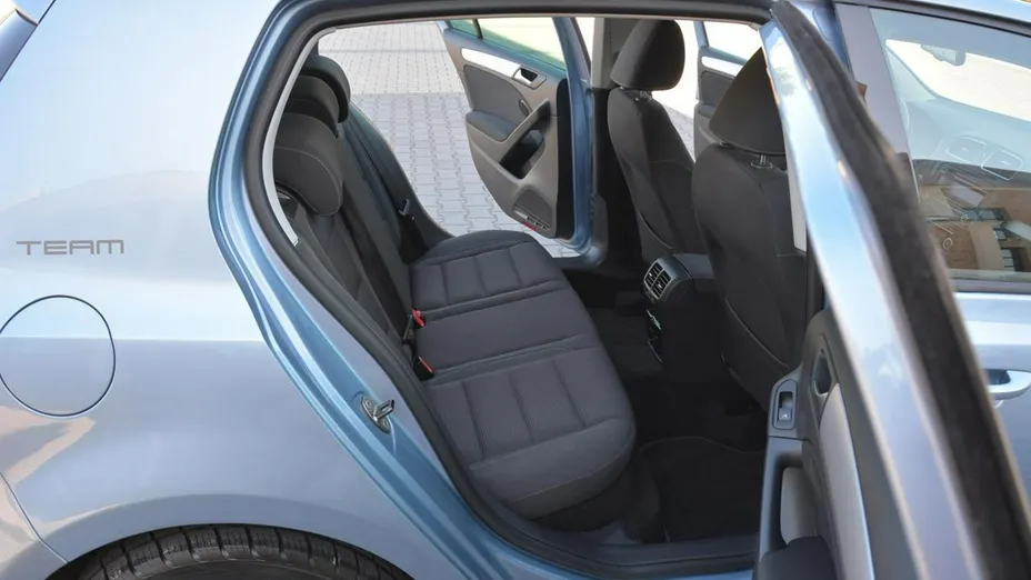 VOLKSWAGEN Golf -