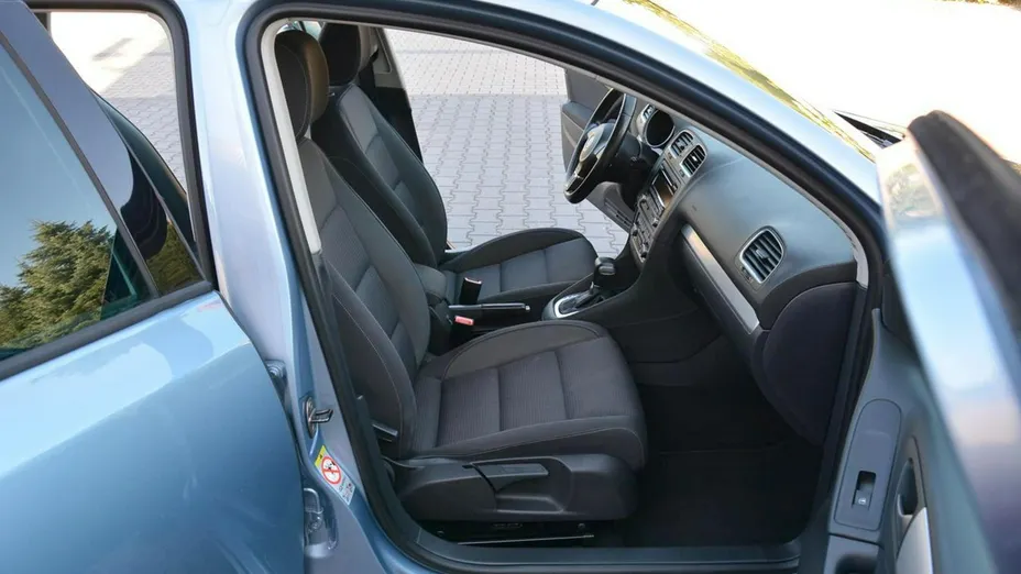 VOLKSWAGEN Golf -