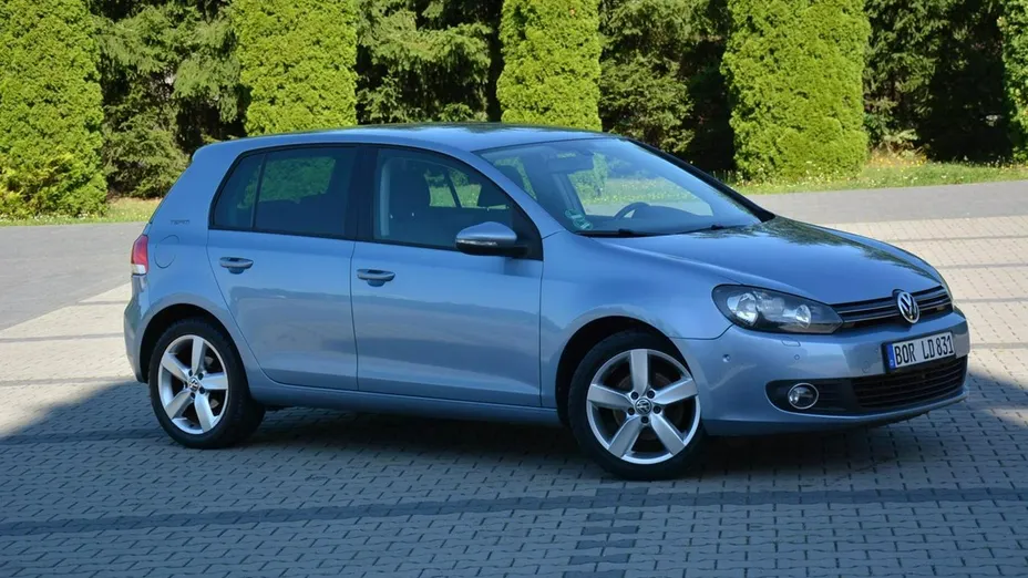 VOLKSWAGEN Golf -