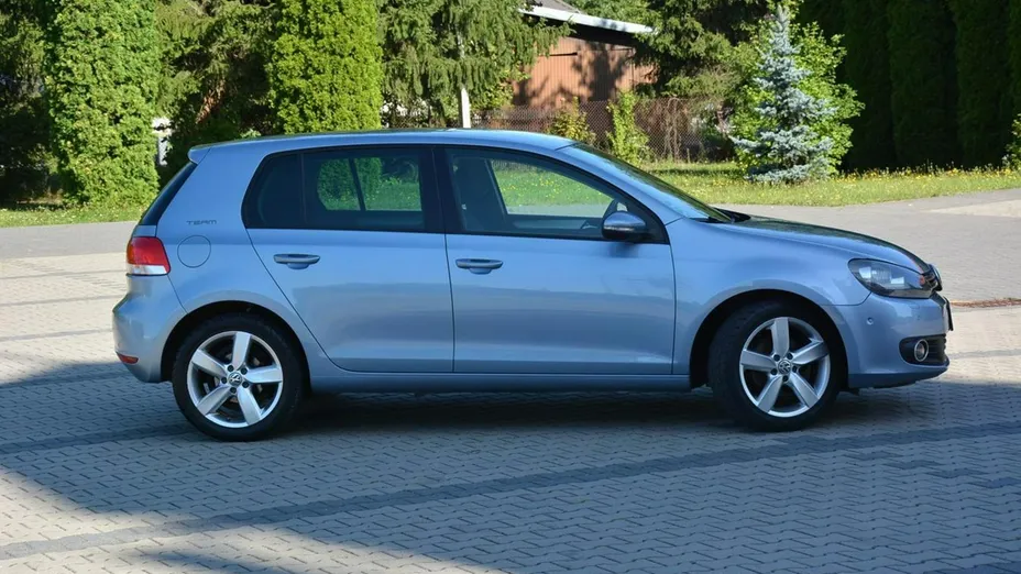 VOLKSWAGEN Golf -