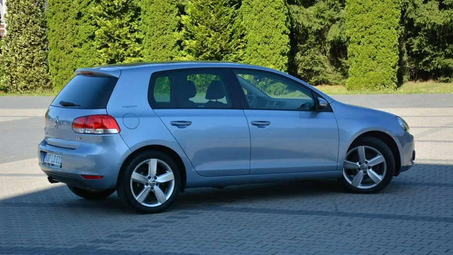 VOLKSWAGEN Golf -