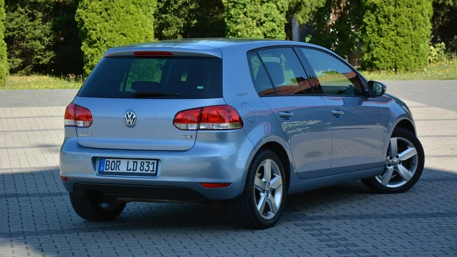 VOLKSWAGEN Golf -