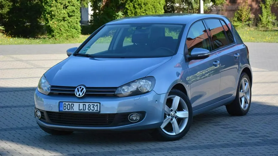 VOLKSWAGEN Golf -