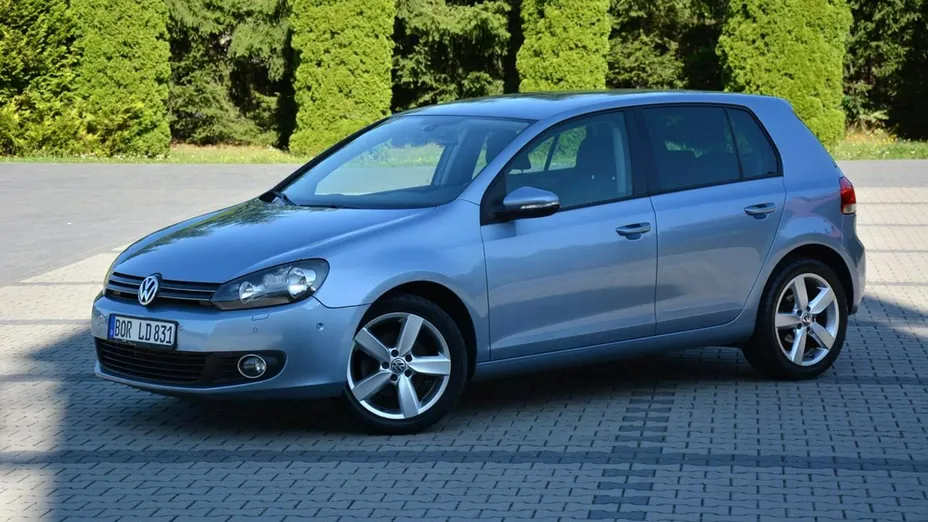 VOLKSWAGEN Golf -