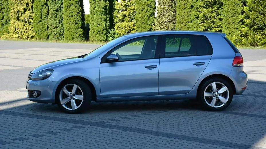 VOLKSWAGEN Golf -